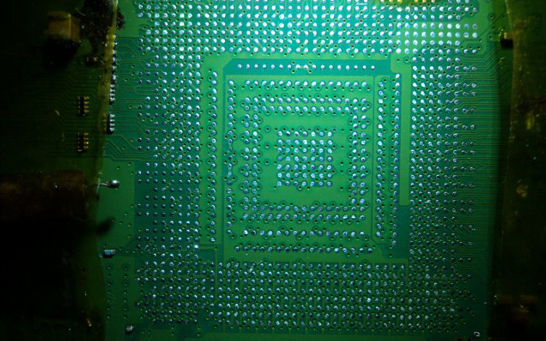 Pembersihan sisa timah bola pada pin RSX di motherboard 